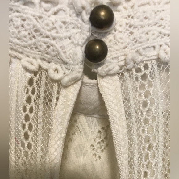 Delicate lace high neck sleeveless blouse - Picture 5 of 5